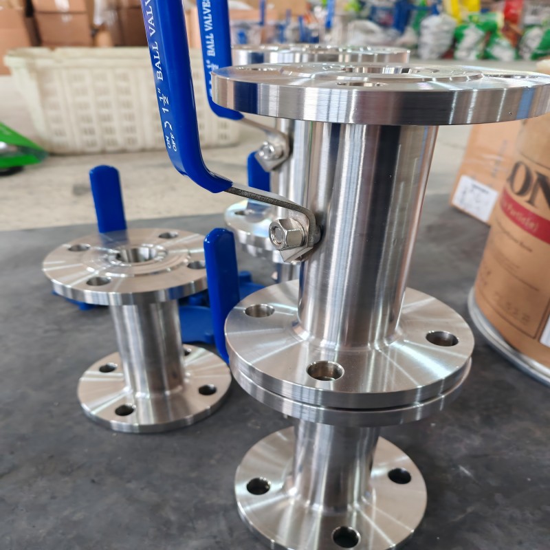 Wide flange ball valve